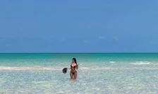 (Фото) Риалити ѕвездата ја отвора сезоната на бикини – направи вистински хаос на социјалните мрежи