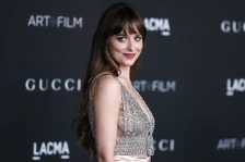 (Видео) Реакцијата на Мелани Грифит на прашање за момчето на нејзината ќерка открива сè: Дали Дакота има благослов?