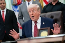Трамп до Иран: Преговарајте или ќе се соочите со огромни проблеми