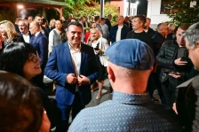 (Видео) Заев се врати на Бихачка за да потсети кој е газда, вели Петрушевски