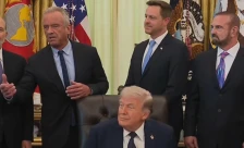 (Видео) Американскиот министер за здравство: Ако цената се намали од 600 на 100, тоа е заштеда од 600%; Трамп: Точно