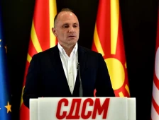 Филипче: Не може министрите во Владата да имаат резервна татковина