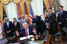 Советниците на Трамп веруваат дека Иран не ги продолжува преговорите поради поделба во врвот на власта