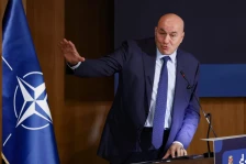 Светот е во најтешка криза досега, нуклеарната закана стана „лудило“, вели италијанскиот министер за одбрана