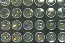 (Видео) Шпанец фатен на скопскиот аеродром со 1.463 парчиња пирсинг: одел во Кипар