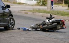 Мотоциклист тешко повреден во судир со автобус во Скопје