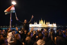 (Видео) Oгномет, музика и знамиња: Унгарија ја слави победата на Маѓар