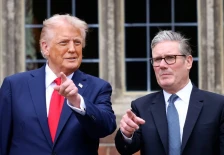 Трамп го исмеја Стармер и „расипаните носачи на авиони“ на Велика Британија