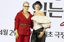 (Фото/Видео) Мерил Стрип и Ен Хатавеј воодушевуваат на секој чекор: Кое модно издание е најдобро?