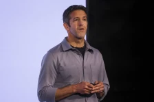 Кој е Џон Тернус, новиот директор на „Епл“?