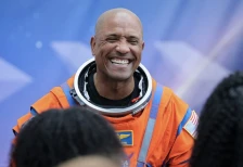 (Видео) Ќерката на пилотот на мисијата „Артемис 2“ стана сензација на социјалните мрежи: Така се слави успехот на својот татко