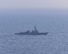 Американски разорувач пресретна ирански товарен брод