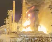 (Видео) Пожар избувна во австралиска рафинерија, производството на бензин е прекинато