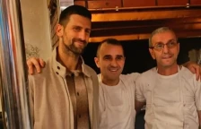 (Видео) Новак Ѓоковиќ во легендарната ќебапчилница во Сараево по победата на Босна, работниците не можеа да поверуваат