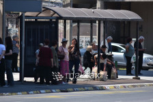 Чекала автобус во Центар кога насилно и го одзеле накитот, скопјанка пријавила грабеж