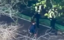 (Видео) Двајца полицајци избегаа, напуштајќи ги цивилите за време на масакрот во Киев