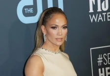 (Фото/Видео) Џеј Ло имаше среќа: еден погрешен чекор и можеше да покаже премногу