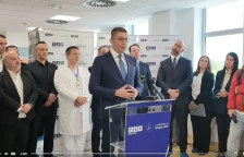 Овде се влегуваше со чадор, течеше покривот, а сега на север до Виена нема вакви услови, рече Мицкоски за обновата на ГОБ „8 Септември“