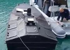 (Фото+видео) Морски дрон со 100 килограми експлозив пронајден кај грчкиот остров Лефкада