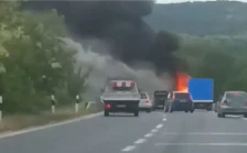Се запали автобус во близина на патарината Отовица, патниците спасуваа жива глава