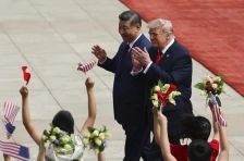 (Видео) Величествен пречек: Трамп пристигна во Пекинг