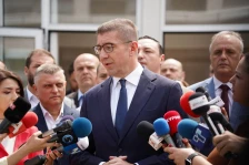 Несериозно е да се очекува дека ќе дојде висок европски политичар и ние наеднаш ќе ја промениме позицијата, вели Мицкоски за посетата на Кошта