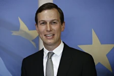 (Видео) Немири во Албанија поради проектот на зетот на Трамп: демонстрантите се обидоа да ги урнат оградите