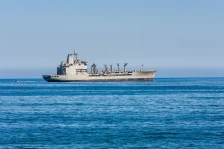 „Њујорк тајмс“: Американската војска тајно придружува десетици бродови низ Ормутскиот теснец