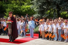 (Фото) 335 ученици од основни училишта учествуваа на традиционалната церемонија на менување на државното знаме во претседателскиот кабинет