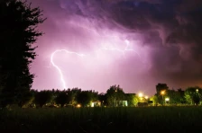 Во невреме во Холандија дрво уби возач на автомобил, градот ги искрши покривите на камперите, издадено жолто предупредување