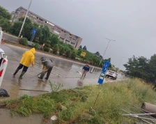 Улици под вода по невремето во Битола, службите на терен низ целиот град