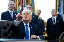 Трамп му се закани на Иран со нови напади ако не го запре Хезболах