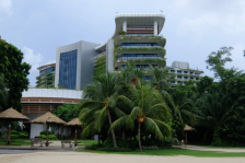 Малезискиот корона-град на духови полека заживува - Press24