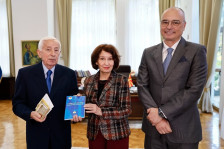 Сиљановска-Давкова со професорите Мартиновски и Конески - Press24