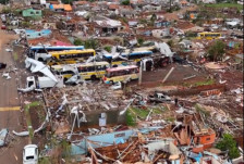 (ВИДЕО) Светот во шок: Како да паднала атомска бомба – торнадо уништи град, бројот на загинати расте