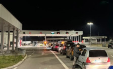 Александар преживеал пекол на црногорската граница: Со две мали деца во кола го задржале 13 часа поради една грешка