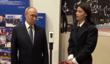 (ВИДЕО) „Погледнете му ја раката, нешто не е во ред“ – Шпекулации за здравјето на Путин