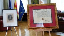 Сиљановска-Давкова ја доби првата копија од Привилегијата од Светиот римски цар Леополд Први Хабзбуршки - Press24