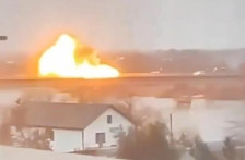 (ВИДЕО) Трагедија кај Одеса: Руски дрон погоди автомобил на мост – мајка загина пред очите на своите три деца