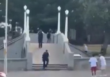 (ВИДЕО) Се појави уште еден херој од Сиднеј: Ги оставил бремената сопруга и двете деца, се стрчал кон напаѓачот, но полицијата го застрелала по грешка