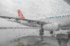 Густата магла направи хаос: 16 откажани и 11 пренасочени летови на Скопскиот аеродром