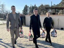 (ФОТО) Пратеникот Стојановски делеше пакетчиња со премиерот: Среќата на децата е наш приоритет