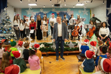 Герасимовски во „Корчагин“: Новогодишен концерт и пакетчиња за најмладите во Центар