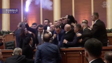 (ВИДЕО) Хаос во албанскиот парламент: Тепање, палење факели, качување по маси, закани, стампедо