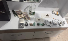 (ФОТО) Претрес во Тетово: Пронајдено оружје и дрога