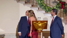 Трамп објави дека ќе го жени синот: Доби бакнеж од идната снаа