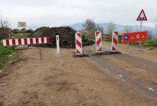 Алармантно кај Новаци: Се активира свлечиште на патот кон Маково, сообраќајот се одвива по девијација