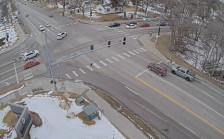 (ВИДЕО) Шокантна снимка: Застанале на семафор да чекаат зелено светло, одеднаш земјата ги проголтала