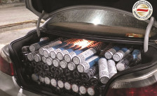 (ФОТО) Го наполнил автомобилот до плафон и се обидел да помине граница: Царината на Табановце заплени 4.800 пакувања со никотински кесички