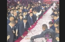 Е ова е газда: На маса на работниците им истури 22 милиони евра – земете кеш колку што можете да носите